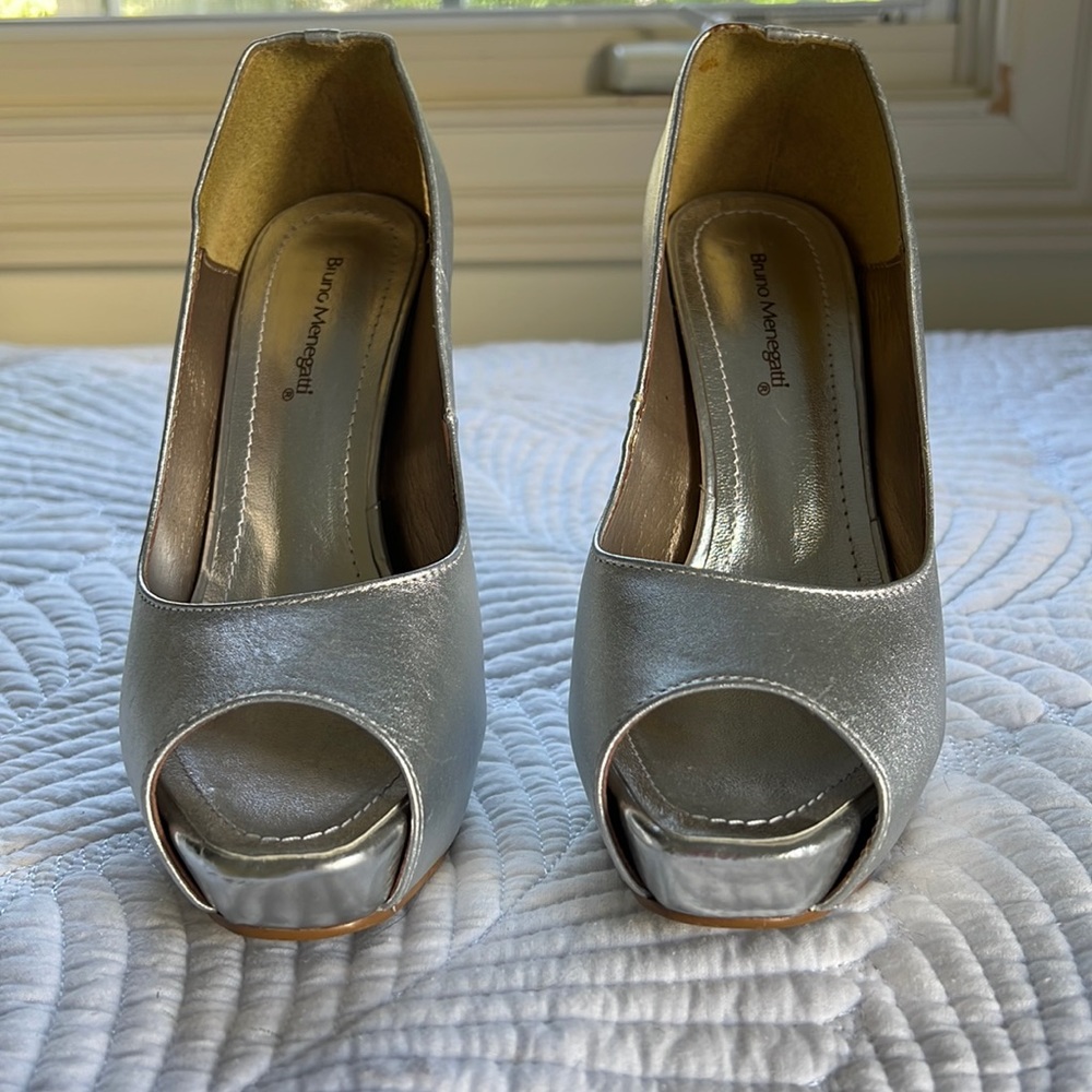 Silver platform pumps